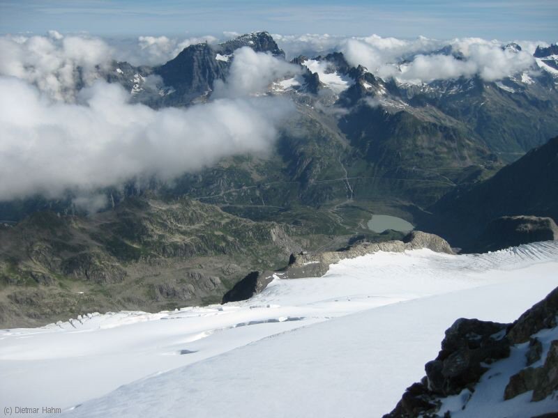 Hütte, See und Pass