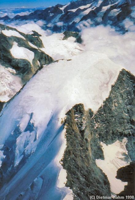 Rückblick vom Gipfel des Obergabelhorns zur Wellenkuppe